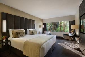 ウェリントンにあるMövenpick Hotel Wellingtonの大きなベッドと窓のあるホテルの部屋 +75枚の写真