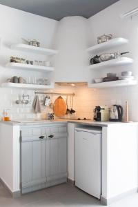 A kitchen or kitchenette at Gorgona Blue Studiο