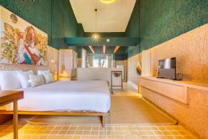 Postel nebo postele na pokoji v ubytování Selina Cancun Laguna Hotel Zone