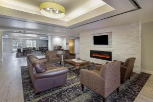 a lobby with leather furniture and a fireplace at La Quinta by Wyndham Visalia/Sequoia Gateway in Visalia