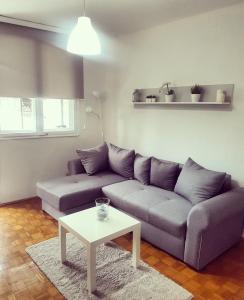皮羅特的住宿－Apartman KEJ，带沙发和咖啡桌的客厅