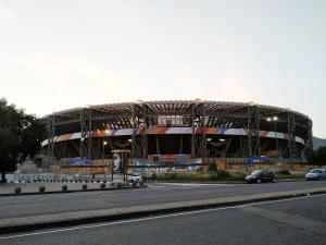 um grande estádio com carros estacionados em frente em La Stanza di Rachele em Nápoles