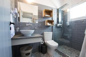 A bathroom at Gorgona Blue Studiο