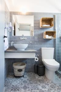 A bathroom at Gorgona Blue Studiο