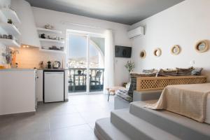 A kitchen or kitchenette at Gorgona Blue Studiο