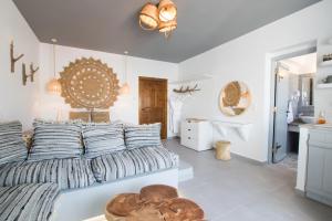 A kitchen or kitchenette at Gorgona Blue Studiο