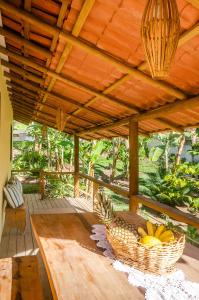 Ein Korb mit Bananen steht auf einer Holzterrasse. in der Unterkunft Residencial Solares in Trancoso