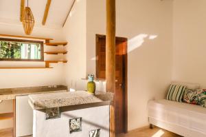 eine Küche mit einer Arbeitsplatte in einem Raum in der Unterkunft Residencial Solares in Trancoso + 20 Fotos