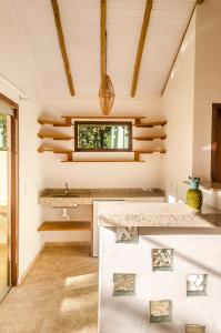 eine Küche mit weißen Wänden und Holzbalken in der Unterkunft Residencial Solares in Trancoso