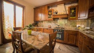 A kitchen or kitchenette at Villa Ivana
