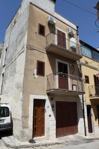 un edificio con 2 balcones en un lateral en Casa Felice, en Ragusa