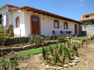 una casa con un jardín delante de ella en Casas de Campo Podence, en Macedo de Cavaleiros