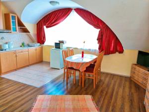 ハイドゥソボスローにあるVilla AIDA Apartmanのキッチン(テーブル、椅子付)