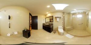 Een badkamer bij Hotel Varuna