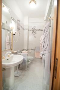A bathroom at Hotel Ristorante Al Sorriso