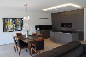 a kitchen and dining room with a table and a couch at Großes Apartment im Zentrum von Dresden, 2 Schlafzimmer, 2 Bäder, Balkon in Dresden