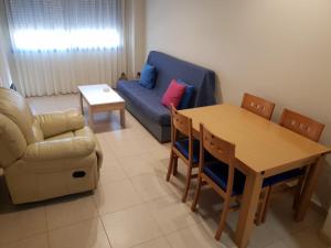 een woonkamer met een tafel en een bank bij Alicante Hills Beach & Golf in Alicante