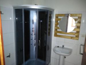 een badkamer met een douche en een wastafel bij Casas de Campo Podence in Macedo de Cavaleiros