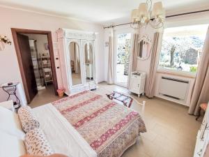 um quarto com uma cama grande e uma janela grande em La cicala stonata em Dolceacqua