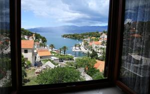 Elle offre une vue sur le lac depuis sa fenêtre. dans l'établissement Apartments Neda - perfect location & free parking, à Splitska