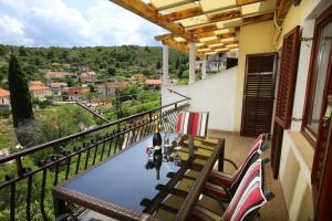 d'une table et de chaises sur un balcon avec vue. dans l'établissement Apartments Neda - perfect location & free parking, à Splitska