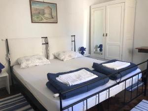 1 cama con 2 almohadas en una habitación en Apartment Eleonora, en Senj