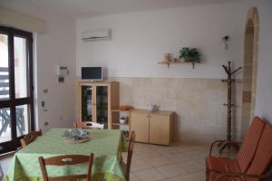 een woonkamer met een tafel en een televisie bij Casa Gardenia in San Pietro in Bevagna