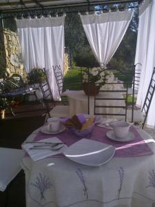 A seating area at La cicala stonata