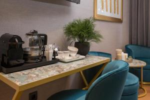 Příslušenství pro přípravu čaje a kávy v ubytování Five Elements Luxury Rooms