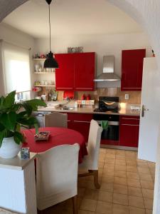 Kuchyň nebo kuchyňský kout v ubytování Apartments Stojanovic