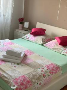 Postel nebo postele na pokoji v ubytování Apartments Stojanovic