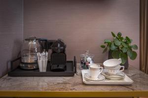 Příslušenství pro přípravu čaje a kávy v ubytování Five Elements Luxury Rooms