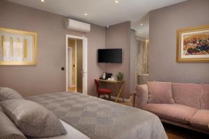 TV a/nebo společenská místnost v ubytování Five Elements Luxury Rooms