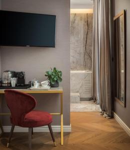 TV a/nebo společenská místnost v ubytování Five Elements Luxury Rooms