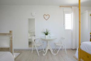 una habitación con una mesa y sillas y una cama en Casara Uno - Hermoso Loft en Playa Zahora, en Zahora