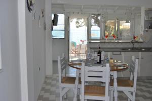 Een restaurant of ander eetgelegenheid bij Hatzidakis Beach Retreat