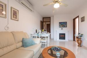 salon z kanapą i stołem w obiekcie Apartment Calista w Rabacu