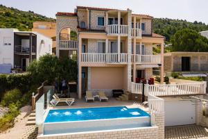 Bazén v ubytování Apartments Ksenija nebo v jeho okolí