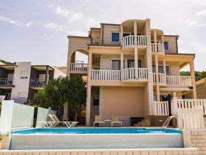 Bazén v ubytování Apartments Ksenija nebo v jeho okolí