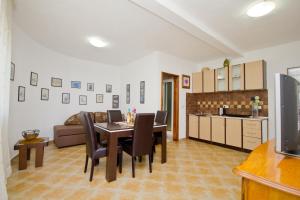 Kuchyň nebo kuchyňský kout v ubytování Apartments Dora