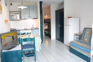 Kuchyň nebo kuchyňský kout v ubytování Les Landes avec piscine et près du lac + 10 fotografií