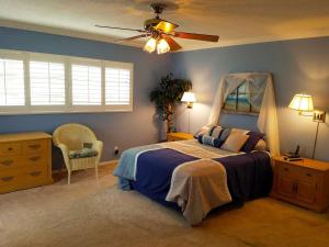 ein Schlafzimmer mit einem Bett und einem Deckenventilator in der Unterkunft Large Lush Oasis Paradise by FLL Beach and Galleria - 2bd 2ba in Fort Lauderdale + 11 Fotos