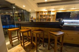 un bar con taburetes de madera en un restaurante en Ambiance Suites en Cancún