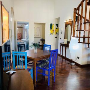 イグレージアスにあるLuxuria 3のダイニングルーム(木製テーブル、青い椅子付)