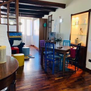 un soggiorno con tavolo e sedie di Luxuria 3 a Iglesias