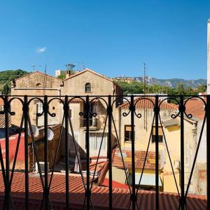 una vista di un edificio da un balcone di Luxuria 3 a Iglesias