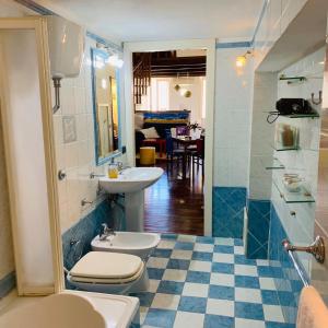 un bagno con lavandino, WC e specchio di Luxuria 3 a Iglesias