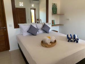 מיטה או מיטות בחדר ב-3 Monkeys Lembongan Accommodation & Bar