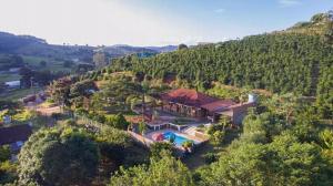 Nespecifikovaný výhled na hory nebo výhled na hory při pohledu z prázdninového domu