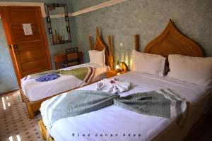A bed or beds in a room at Riad Jenan Adam